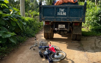 Quảng Trị: Gặp tai nạn trên đường đi học, chị tử vong, em gãy chân