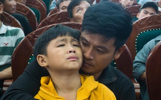 Hàng trăm người ra đón 83 ngư dân trở về: Nước mắt trùng phùng lẫn... biệt ly