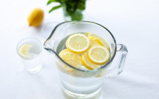 Ngày mới với tin tức sức khỏe: Thêm lợi ích của việc uống nước chanh ấm