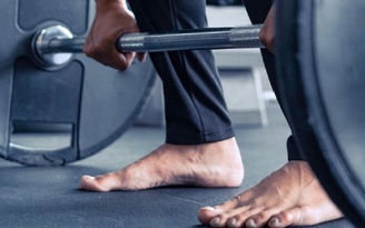 Đi chân trần khi tập gym có gây hại không?