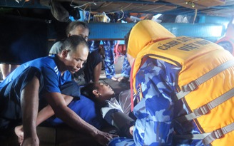 Tàu Cảnh sát biển hỗ trợ cấp cứu ngư dân bị tai biến trên biển Trường Sa