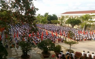 Ghép hướng nghiệp trong tiết chào cờ, hiệu trưởng nhận 90 triệu đồng phụ cấp đứng lớp