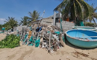 Sóng biển xâm thực, nhiều nhà dân ở Ninh Thuận chực chờ đổ sập
