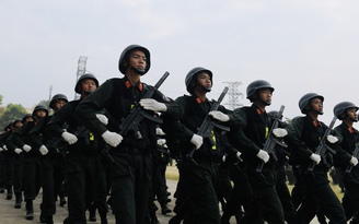 Hơn 500 CSCĐ diễu binh đón nhận Huân chương Bảo vệ Tổ quốc hạng ba