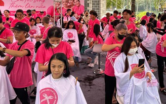 3 chị em gái cùng hiến tóc: 'Mong bệnh nhân ung thư tự tin chiến đấu'