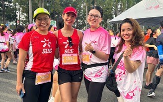 3.000 người ở TP.HCM rực rỡ áo hồng chạy tiếp sức bệnh nhân ung thư