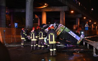 Xe buýt rơi khỏi cầu vượt phát nổ, nhiều du khách nước ngoài thiệt mạng ở Ý