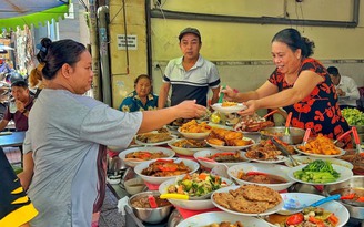 Quán 'cơm nhà giàu' 40 năm ở TP.HCM: Mắc nhất 200.000 đồng/dĩa, bán 2 - 3 tiếng hết sạch