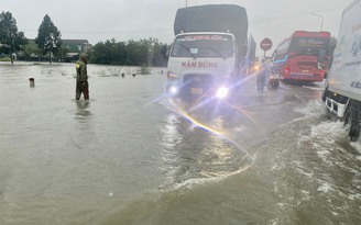 Quảng Ngãi: Mưa lớn gây ngập quốc lộ 1
