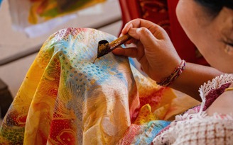 Đặt tour đến Indonesia tham quan xưởng dệt vải Batik thủ công trứ danh thế giới