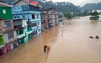 Mưa bão tàn phá nhiều nơi