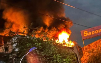 TP.HCM: Nhiều người tháo chạy khỏi căn nhà cháy ở Q.6