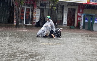 Nhiều tuyến phố ở TP.Hà Tĩnh bị ngập do mưa lớn