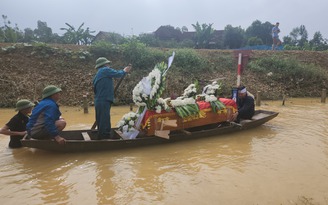 Đường ngập sâu do lũ, người dân dùng thuyền chở quan tài nam sinh ra nghĩa trang