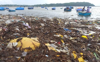 Quảng Ngãi: Rác thải bủa vây bờ biển thôn An Vĩnh