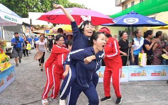 Quang Thắng lặng người khi ngắm nhìn ‘mỹ nhân 10 kẹp tóc’