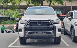 Toyota Hilux mới nhận cọc tại Việt Nam: Giảm giá để cạnh tranh Ford Ranger?