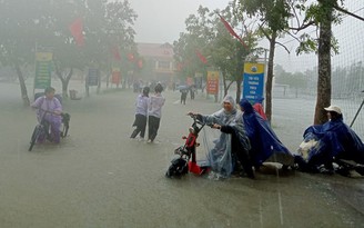Hà Tĩnh: Mưa lớn gây ngập một số tuyến đường, trường học, nhà dân