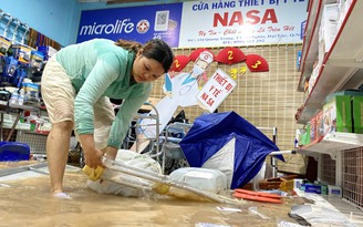 Quảng Nam: Mưa lớn gây ngập lụt, người dân lội nước đi khám bệnh