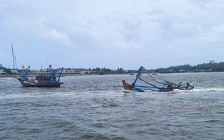Một tàu cá bị sóng đánh chìm trên biển Quảng Ngãi