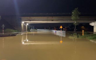 Đà Nẵng: Nước sông Túy Loan dâng cao, người dân thức đêm chạy lụt