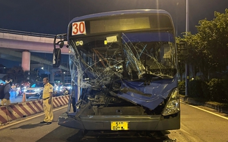 TP.HCM: Xe buýt vỡ toác đầu sau vụ tai nạn