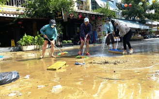 Người Hội An tất bật 'nước rút đến đâu, dọn bùn đến đó' để đón du khách