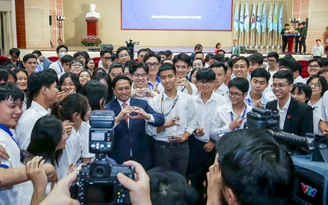 Thủ tướng giải đáp những băn khoăn của sinh viên