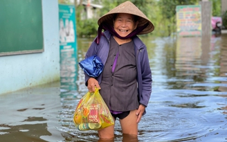 Mưa lũ miền Trung: Người dân vượt nước lũ đi mua nhu yếu phẩm