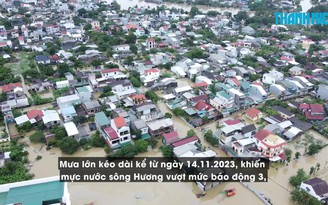 Nước sông Hương vượt đỉnh lũ năm 2020, dân Huế lội nước ngang bụng đi mua đồ ăn