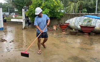 Người dân vùng ven Nha Trang dọn dẹp nhà cửa sau trận lũ