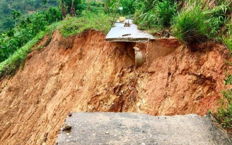 Quảng Ngãi: Ngọn đồi bị sạt lở, 10.000 khối đất, đá tràn xuống tỉnh lộ 623