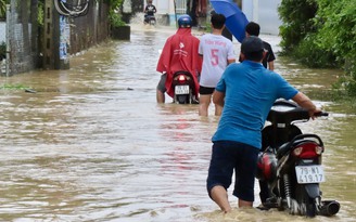 Người dân vùng ven Nha Trang: 'Lũ về quá nhanh, chúng tôi trở tay không kịp'
