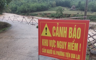 Quảng Ngãi: Nhiều nơi ở huyện miền núi bị sạt lở nghiêm trọng
