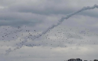 Nga tập kích Kyiv, Ukraine bắn rơi hàng chục UAV tự sát