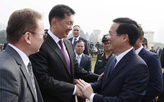 Chủ tịch nước và Tổng thống Mông Cổ thăm Bộ Tư lệnh Cảnh sát cơ động