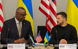 Nga nói UAV Ukraine tấn công nhắm vào Moscow; Bộ trưởng Quốc phòng Mỹ bất ngờ thăm Kyiv