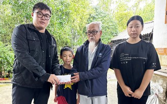 Trao tiền cho 4 chị em mồ côi cả cha lẫn mẹ ở Quảng Trị