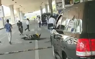 Hy hữu: Xe máy chạy nhầm đường vào sân bay Tân Sơn Nhất, đâm vào ô tô