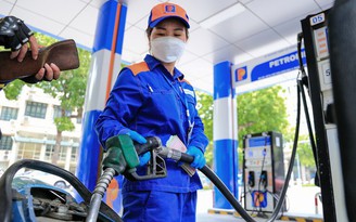 Giá xăng dầu đồng loạt giảm, xăng RON 95 vẫn hơn 23.000 đồng/lít