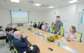 Bộ trưởng Nông nghiệp Kaluga (Nga) ấn tượng với trang trại TH true milk