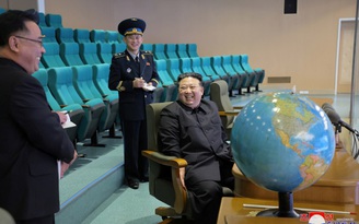 Ông Kim Jong-un kiểm tra ảnh vệ tinh nhắm vào nơi có căn cứ Mỹ?