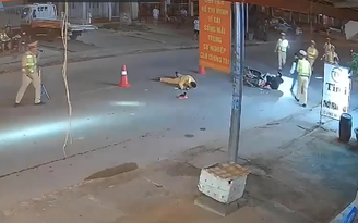 Cảnh sát giao thông bị xe máy tông khi kiểm tra nồng độ cồn