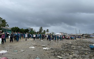 Quảng Ngãi: Gần 1.000 người tham gia dọn rác tại bãi biển thôn An Vĩnh
