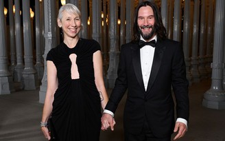 Keanu Reeves nắm tay bạn gái trên thảm đỏ