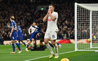 HLV Postecoglou nổi giận chỉ trích VAR khi Tottenham bị Chelsea đánh bại