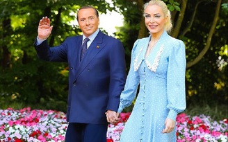 Gia đình cố Thủ tướng Ý Silvio Berlusconi tìm cách đuổi 20 cô gái ra khỏi nhà
