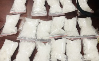 Phú Yên: Bắt quả tang nghi phạm vận chuyển gần 1 kg ma túy đá