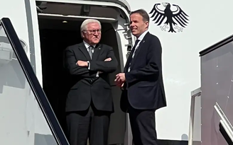 Tổng thống Đức khoanh tay chờ ở cửa chuyên cơ suốt 30 phút sau khi đáp Qatar