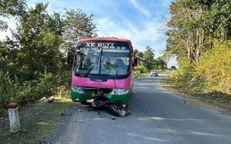 Đắk Lắk: Xe máy va chạm xe buýt trên tỉnh lộ, hai cha con tử vong